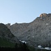 Links der Aufstieg im Ruch Chälen, in der Sonne beleuchtet der Gipfel des Gross Ruchen 3138m