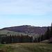 Blick zum Schauinsland ( 1284m ). Der ist zwar nur 20 Meter höher, sieht aus der Perspektive aber viel beeindruckender aus...