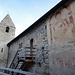 ... und alten Fresken auch auf der Aussenwand (eine der ältesten Christophorus-Darstellungen im Tirol)