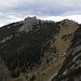 Der  "Abfahrtshang" unter dem Teufelstättkopf. Oben rechts sieht man unter den Felsen den Höhenweg vom Teufelstättkopf zum Brunnenkopf.