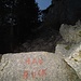 Anleitung für den Aufstieg: Hier liegen ganz große Felsblöcke im Weg, beim Aufstieg geht`s nur mit ....Hauruck.
