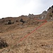 Hier befinde ich mich oberhalb der Hütte zw. den zwei Runsen. Gut zu erkennen ist der Drchgang zw. dem Heuberg (links) und den Felswänden des Brünnelistocks (rechts).