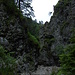 Durch die Schlucht des Gießenbachs folgt der Weg dem Bachbett und wechselt mehrfach die Seite.