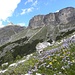 Im oberen Kar , am Fusse des Felswand zur Puezhutte, Puezkofel zeigt sich links im Bild.<br />