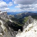 Tiefblick in obere Teil des Longiaru Tal, Geisler Gruppe links(mit Furchetta,3025m Torkofel,2964m und Wasserkofel, 2915m), Aferer Geiseln(am besten fur die Klettersteig Gunther Messner Steig bekannt) im Hintergrund.