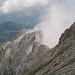 Felsgrat zwischen dem sonnigen Kaiserbachtal und den nebelverhangenen Südwänden
