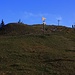 Auf dem Gipfel der Chrüzegg - Chümibarren (1313,9m) sind schon einige Wanderer am Rasten.