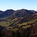 Aussicht unterhalb des Tweralpspitzes auf die Hügelparade des Zürcher Oberlandes.. Im Vordergrund über dem Goldauer Tal sind die Gipfel Guntliberg (1224m), Schwarzenberg (1293m) und Höchhand (1314m). Rechts hinter der Höchhand sind Tössstock (1154m), Brandegg (1243m) und Hüttchopf (1232m)
