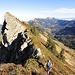 gern schauen wir auf immer mehr Bewältigtes und auf die Kette zum Pilatus-Massiv hin zurück;
faszinierend hier der Gegensatz von Erika-Alpenrosen-Wacholder-Bodenbedeckung zu den schroffen Abstürzen