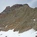 Nach der Felsstufe rückt die Parseierspitze ins Bild. Gut zu erkennen das grüne und das rote Querband. Die beiden Bänder schützen den Gipfel vor übermäßiger Erosion.