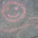 Der Wegewart beweist Humor: Auf über 3000 Metern Höhe hat er noch die Muse, einen Smiley zu malen - Respekt! Bald darauf ist der Gipfel erreicht.