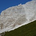 die Südwestkante, durch die Rinne knapp rechts der Bildmitte kann man bei idealem Firn mit den Skiern abfahren ( 45 Grad steil )