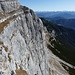 Blick auf das Profil des steilen Pfeilers mit diversen Kletterrouten