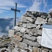 Kreuz und Hinweistafel auf dem Gipfel