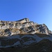 Der Schinberg mit seinem vom Brisenhaus aus gesehen markanten NW-Gipfel. Das Aufstiegsband führt an der Höhle "Chuäreds Chuchi" vorbei.