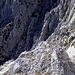 Blick vom Ende des Schuttfeldes in die Querung und den weiteren Abstiegsweg. Ab hier wirds zwar sehr steil und ausgesetzt, aber viel schöner zu klettern, da fester Fels.