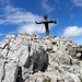 Ich  erreiche den Gipfel mit dem eigenartigen Gipfelkreuz, Madonna mit Christusfigur.