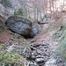 ... in die enge, von riesigen Nagelfluh-Felsbrocken durchsetzte, Schlucht