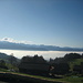 Der Blick vom Parkplatz Chrinnen auf das Nebelmeer über dem Zürichsee lässt frohlocken