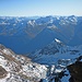 Ötztaler Alpen (markant die Weißkugel) und Samnaungruppe (markant der Muttler, verbunden mit der Stammerspitze rechts davon), dahinter die Ortlergruppe.