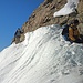 Kurz vor der Scharte ist der ehemalige Steig häufig durch Schnee und Eis blockiert. Hermann hat gerade Bekanntschaft mit der Randspalte gemacht. Links geht's ordentlich runter zum ehemaligen Gletscher, von dem nur noch Firnreste übrig sind.