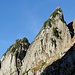 Der Zehenspitz bäumt sich oberhalb der Alp Tesel mächtig auf. [u Maveric] und [u Delta] betätigten sich hier kürzlich als Pioniere.