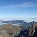 Blick über den östlichen Teil des Alpsteins und über das Nebelmeer in den Tiefen der Ostschweiz.