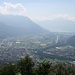 Die im Dunst liegende Magadinoebene von Monti di Artore (890 m) aus gesehen.