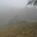 Anche la cascina di Masnee (1490 m) nuota nella nebbia
