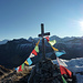 Auf dem Dreispitz, tibetanische Gebetsfahnen am Gipfelkreuz