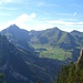 Im Abstieg öffnen sich plötzlich neue Perspektiven. Hier Blick Richtung Alp Egg & Gitschenen mit Hoh Brisen und Schwalmis.