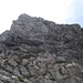 letzte Felsstufe zum Gipfelkreuz - hier geht es durch den Riß im linken Teil schräg links hoch und dann rechts hinauf Richtung Gipfel - die einzige Stelle mit ein paar Metern Drahtseil