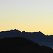 Die nördliche Alpsteinkette zeichnet sich markant vor dem orangen Morgenhimmel ab