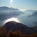 L'impagabile panorama dell'alto Lago di Como con le Grigne ed i Corni di Canzo che emergono dalle nebbie mattutine.