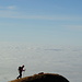 Was für ein Bild: [u WoPo1961] auf den letzten Metern zum höchsten Punkt des Wannenbergs. Unter ihm breitet sich das schier unendliche Nebelmeer aus