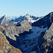 Panorama bombasticus OST - Der Blick reicht von den höchsten Gipfeln des Lechquellengebirges (im Vordergrund), über die lange Kette der Lechtaler Alpen, bis zu den zentralen Ötztaler Alpen (rechts).