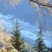 Il versante occidentale della Val Leventina è ancora sepolto sotto il ghiaccio, nonostante siano le due di pomeriggio