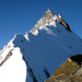Blick vom Domjoch zurück auf den Abstieg über den verschneiten Grat vom Täschhorn