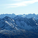 Winterlich schaut auch die Nordseite der Silvretta-Gruppe herüber. In der Ferne die Berninagruppe.