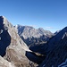 Rückblick auf die Biberwierer Scharte, die Ehrwalder Sonnenspitze (links) und das Zugspitzmassiv im Hintergrund-.