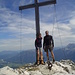 Christian und ich bei bereits stark gehendem Fön auf dem Gipfel der Oberen Wettersteinspitze.
