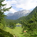Der malerische Ferchensee mit Karwendel im Hintergrund.