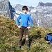 Unser 9-jährige Kandidat fürs Kinderklettern. Jetzt schnell runter via Gumen und zur Alp Ober Stafel auf die Suche nach den Kinder-Kletterspielplätzen.