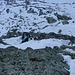 [u Lena] arbeitet sich zum Girensattel hoch. Das Gelände ist steiler, als es hier aussieht, der Schnee pickelhart gefroren und die Felsen nicht immer eine geeignete Alternative. 