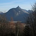 Ein steiler Zahn - die Arnplattenspitze über dem Talbecken von Leutasch. Links im Hintergrund die Soierngruppe.