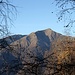 <b>Dalla radura si aprono dei bellissimi scorci sulle montagne del massiccio del Monte Tamaro.</b>