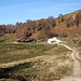 <b>Continuo l’escursione seguendo il sentiero in direzione NW. Superato un alpeggio a quota 1140 m, senza nome sulla carta topografica, in zona Sopra Canaa, osservo delle trincee risalenti alla Prima Guerra Mondiale.</b> 