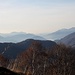 <b>Anche a sud si stagliano numerosi profili, sempre più lievi, indefiniti ed impercettibili, man mano si avvicinano alla Pianura Padana. </b>