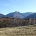 <b>Raggiungo Corte di Sopra (1080 m), un pascolo che mi offre una spettacolare panoramica sul Pizzo di Corgella, sul Camoghè e sul Gazzirola. </b>