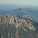 Zoom über den Großen Roßkaiserkopf zu Geigelstein und Kampenwand.